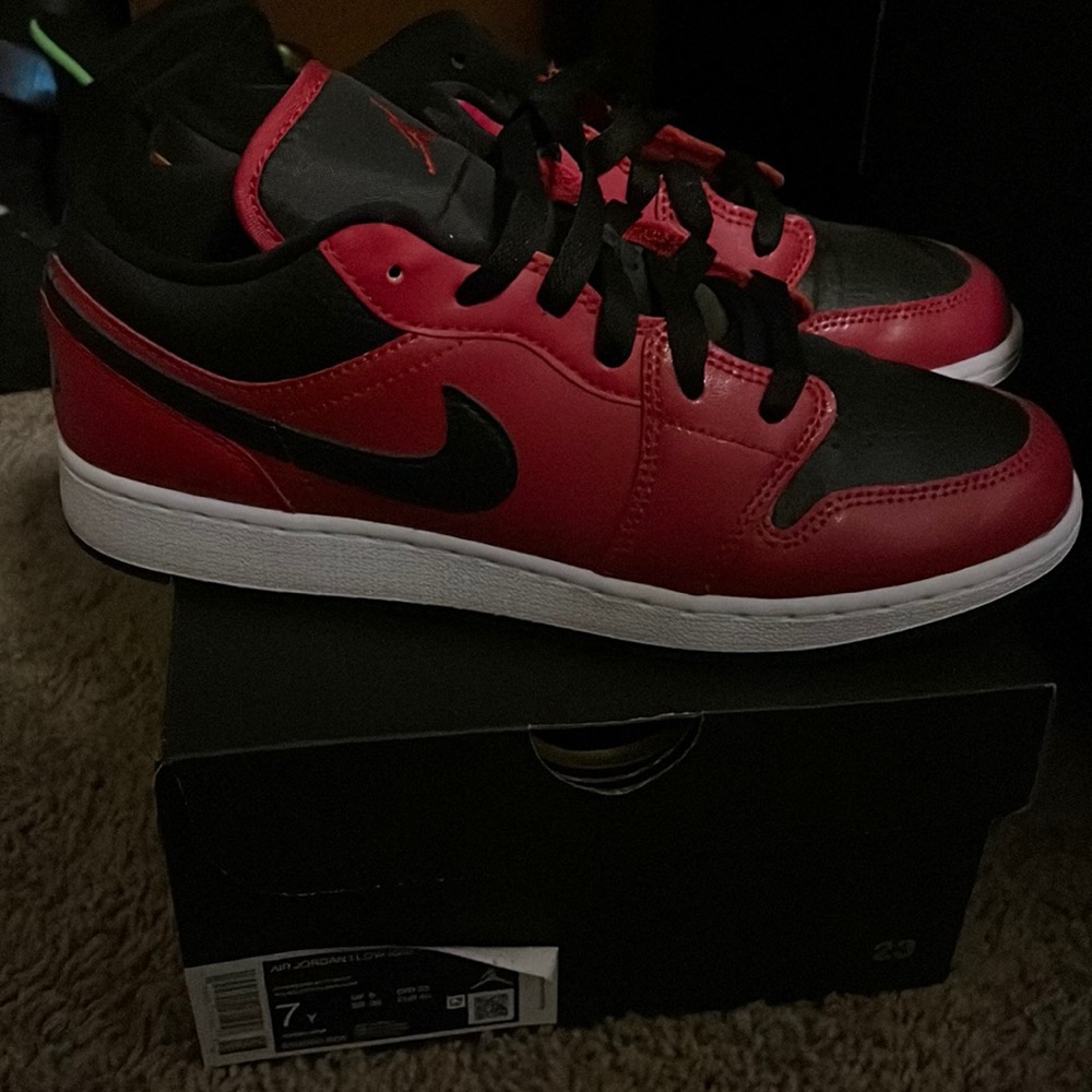 Chicago Red Jordan’s Lows Grade School Youth 7 - Picture 1 of 8